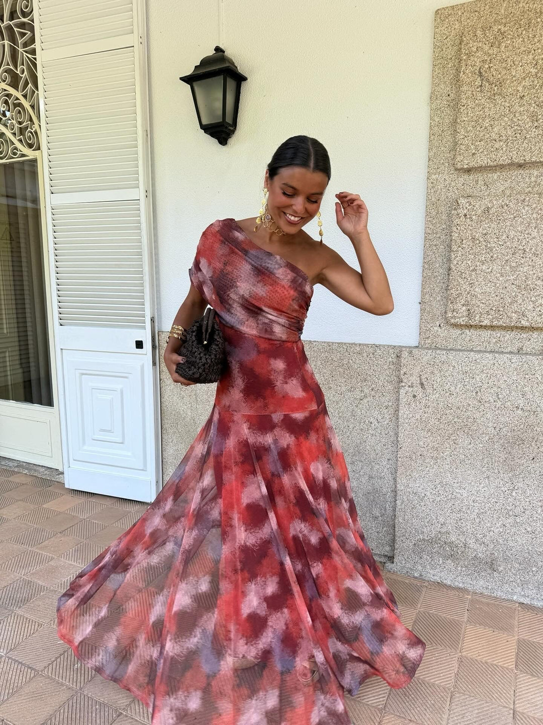 Vestido largo de hombros descubiertos con estampado de acuarela