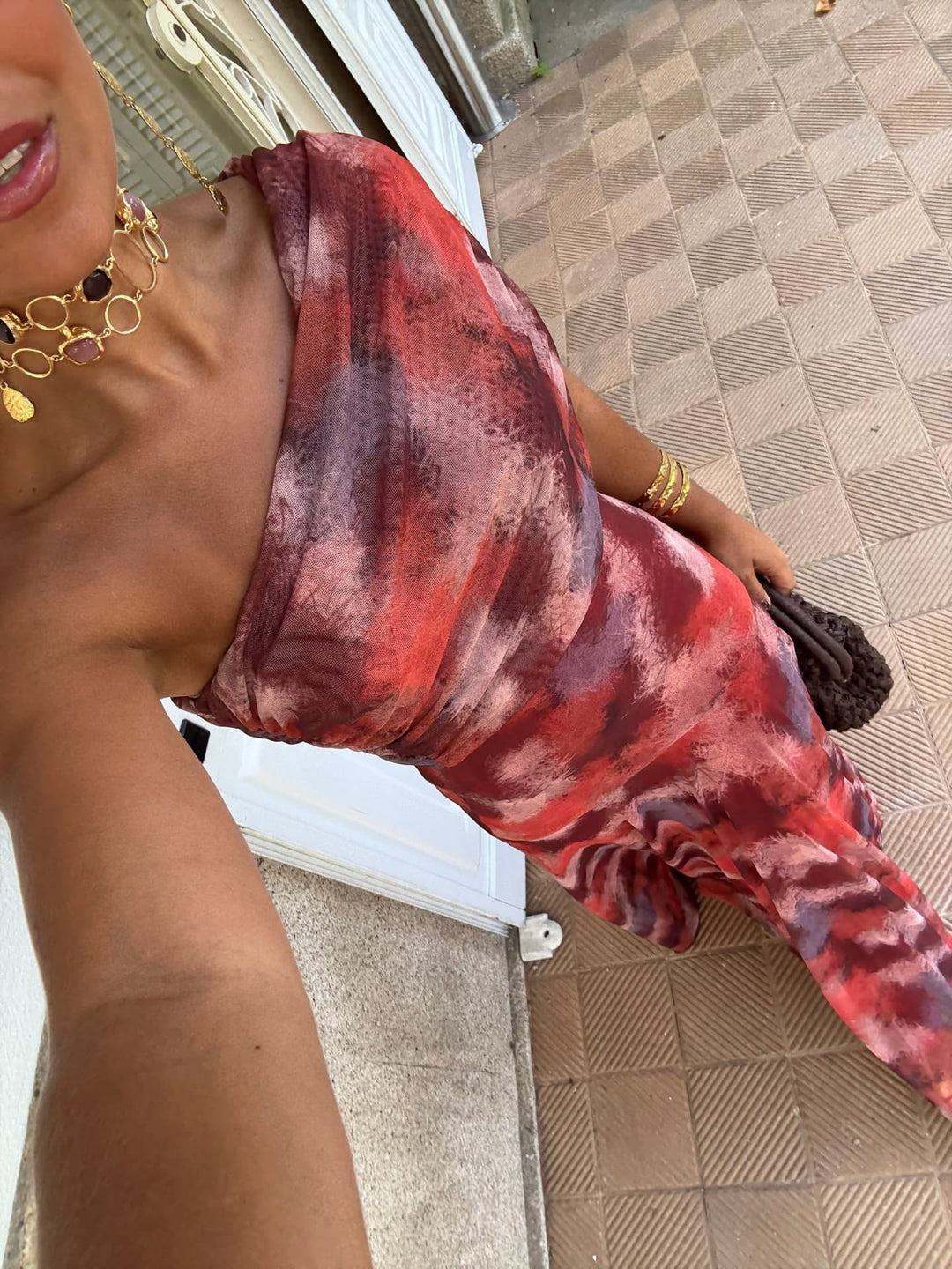 Vestido largo de hombros descubiertos con estampado de acuarela