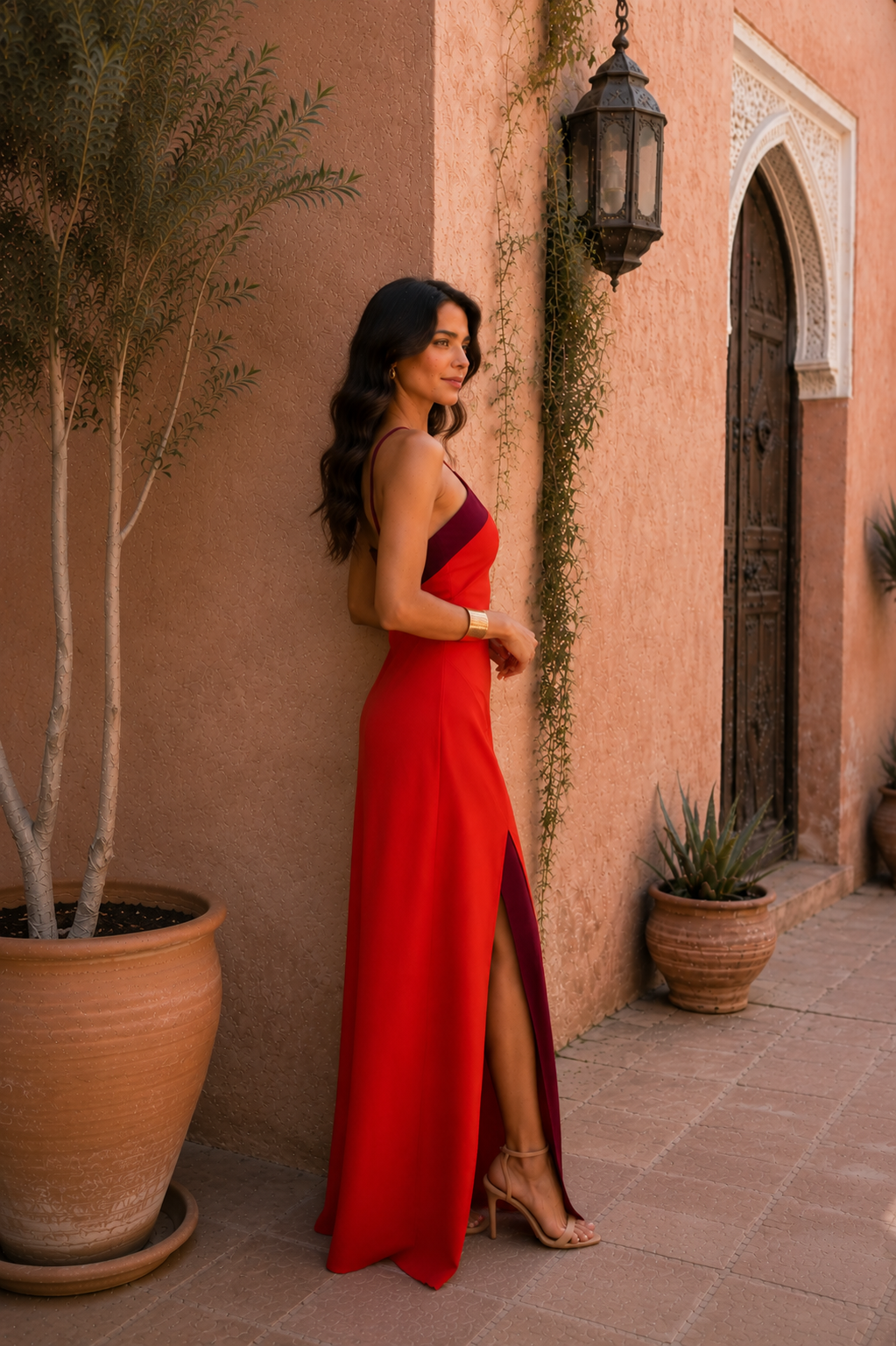 Vestido largo con cuello halter y abertura