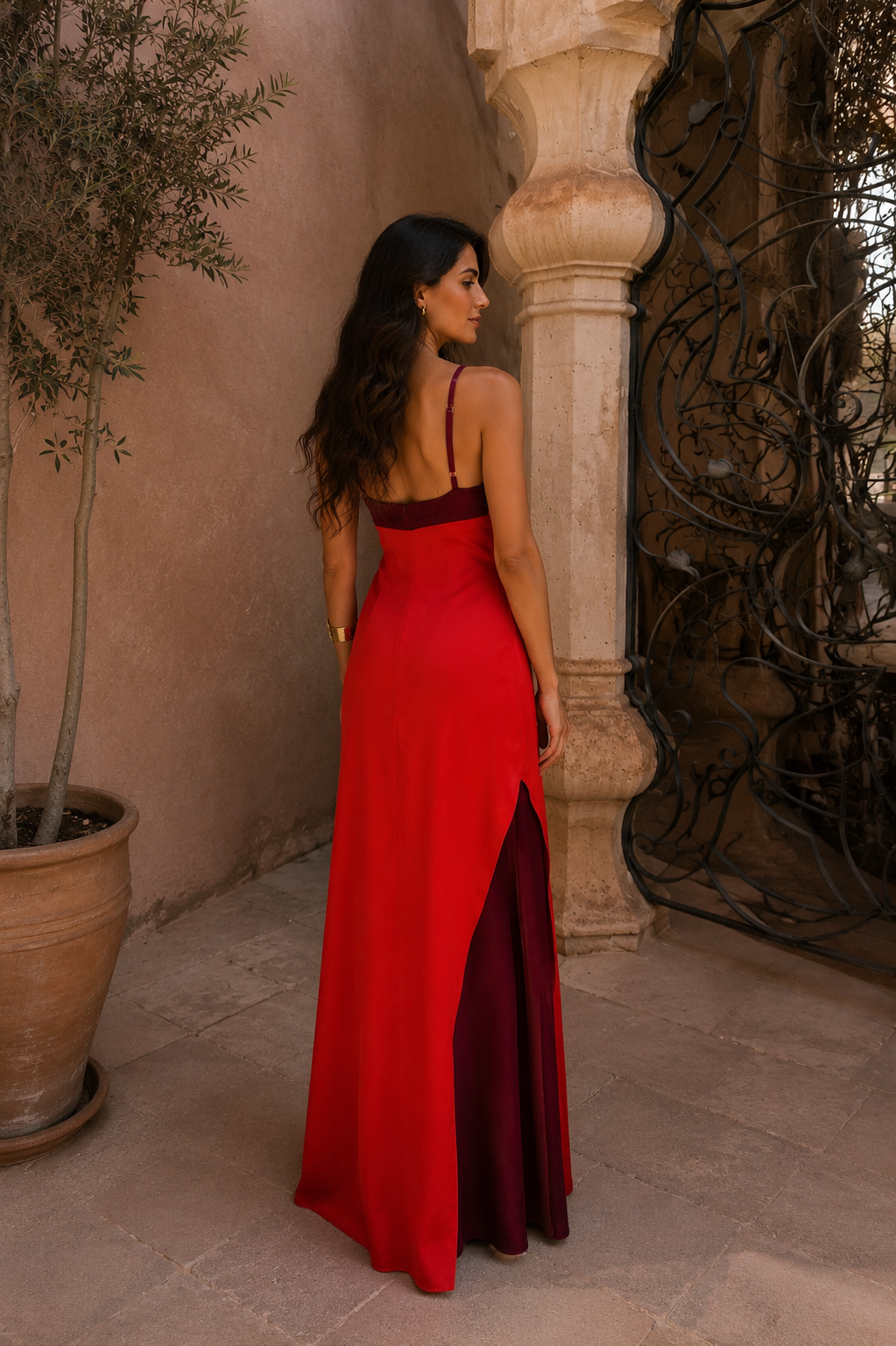 Vestido largo con cuello halter y abertura